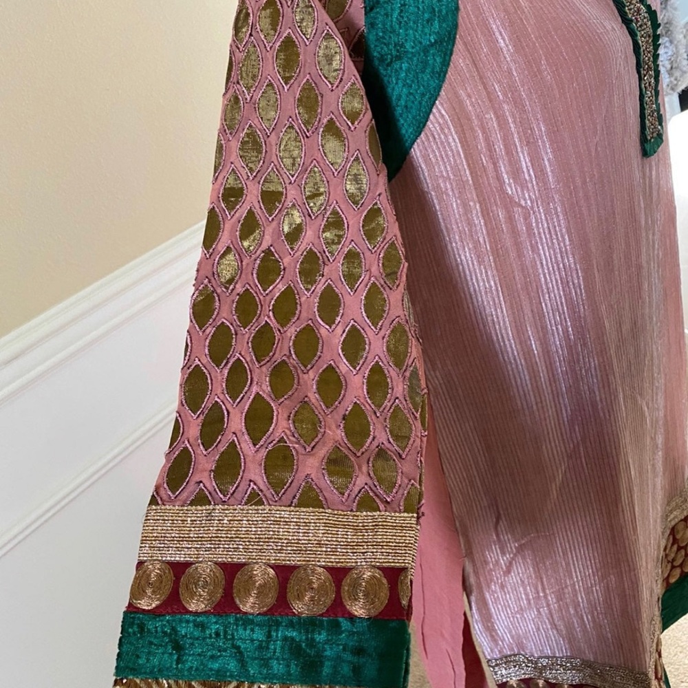 Indian/Pakistani Suit - Picture 5 of 6